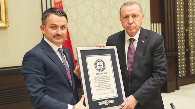 arım ve Orman Bakanı Bekir Pakdemirli "1 saatte en fazla fidan dikme” rekorunun tescil belgesini Cumhurbaşkanı Erdoğan'a takdim etti.