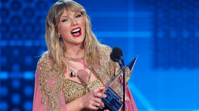2019 American Music Awards - Show - Los Angeles, California, U.S., November 24, 2019 - Taylor Swift accepts the Artist of the Decade award. REUTERS/Mario Anzuoni

