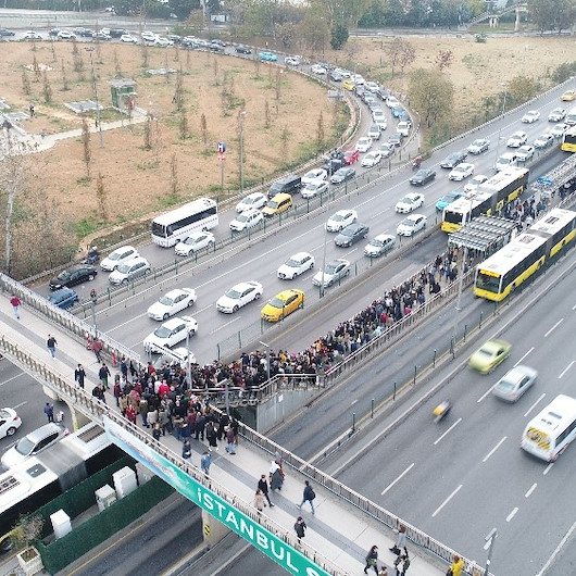 Altunizade metrobüs durağındaki yoğunluk havadan görüntülendi