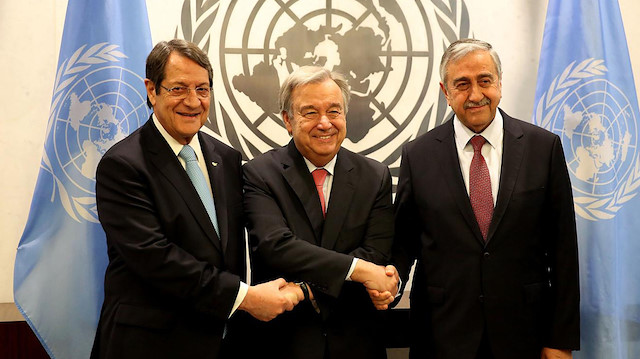 Nikos Anastasiadis (Solda), Antonio Guterres (Ortada) Mustafa Akıncı (Sağda)