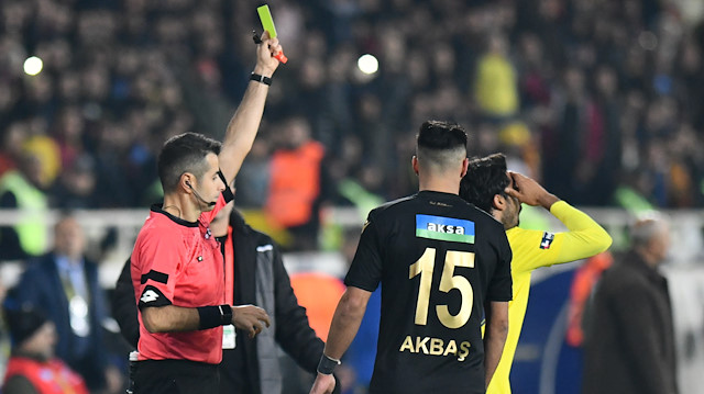 Mete Kalkavan'ın Yeni Malatyaspor-Fenerbahçe maçındaki yönetimi eleştirilere neden oldu.