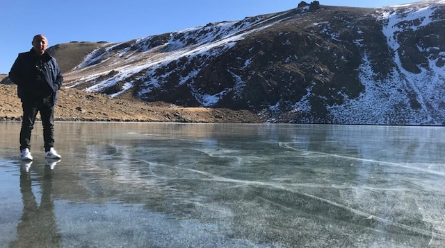 Yeşilöz köyü civarında bulunan dev göller, hava sıcaklıklarının eksi 17’lere kadar düşmesi sonucu buz tuttu. 