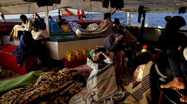Kurtarılan düzensiz göçmenler Avrupa ülkelerinden liman bekliyor.