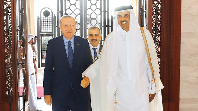Katar Emiri Şeyh Temim bin Hamad Al Sani, Cumhurbaşkanı Erdoğan ile Katar Emirlik Divanı’nda biraraya geldi. İki lider arasındaki samimiyet dikkat çekti.