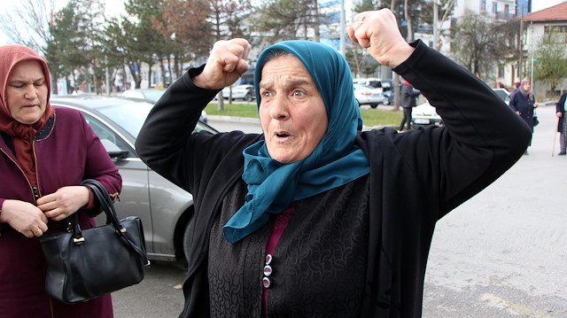 Mahkemenin S.Ö. hakkında istenen tutuklama talebinin reddetmesiyle ölen Oğuzhan Özdoğan'ın annesi Ayşegül Özdoğan fenalaştı.