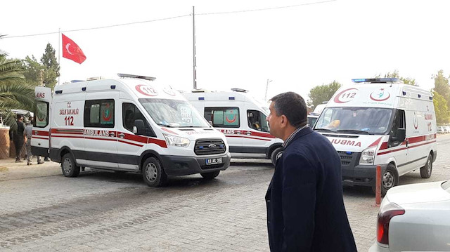 Sınıra getirilen yaralılar ambulanslar ile hastanelere kaldırıldı.