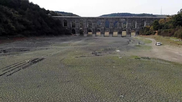 Alibeyköy Barajı'nda çatlayan toprakta teker izleri görülüyor.