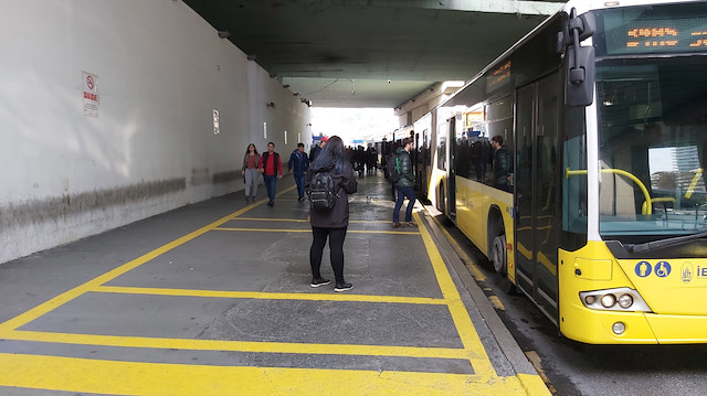 Yolcular metrobüsün duracağı ve kapıların açılacağı yeri görebilecek.