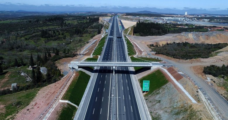 İstanbul-Kocaeli ve Sakarya trafiğini oldukça rahatlatması beklenen Kuzey Marmara Otoyolu’nun havadan görüntüsü.