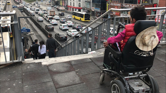 Metrobüs duraklarında çalışmayan asansör nedeniyle engelliler zor anlar yaşıyor.