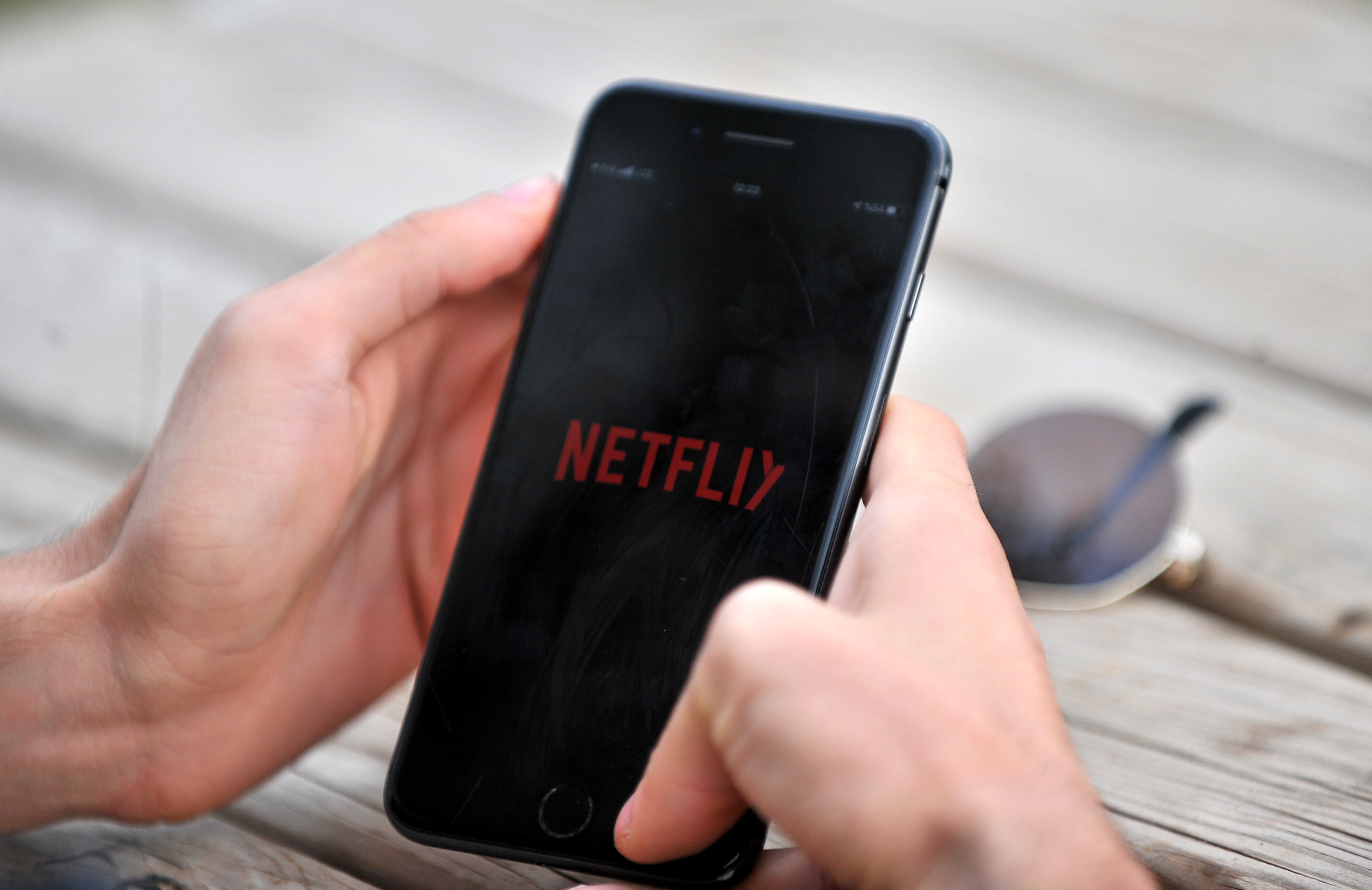 İki genç, program kullanmadan telefon ayarlarını değiştirerek Netflix’ten görüntü kaydı aldı.