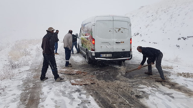 Bölgeye sevk edilen ekipler, yaptıkları kar temizleme çalışmalarıyla mahsur kalan araçlar kurtarıldı.