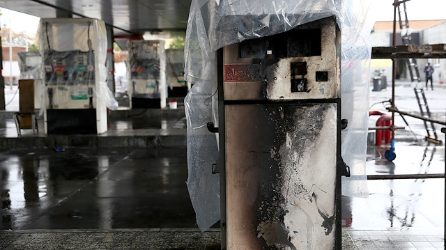 Bir petrol istasyonunda, benzin pompaları yakıldı.