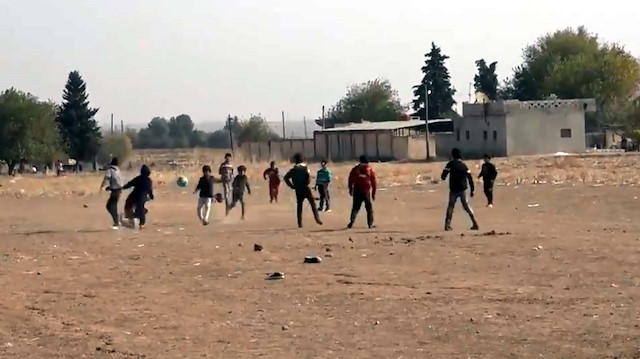 Suriyeli çocuklar futbol oynuyor.