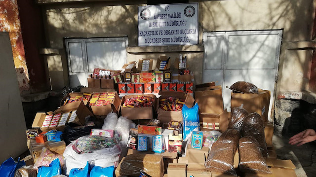 Operasyonda 10 bin kaçak tütün mamulü malzemesi, 400 kilogram nargile kömürü ve 300 kilogram kıyılmış tütün ele geçirildi.