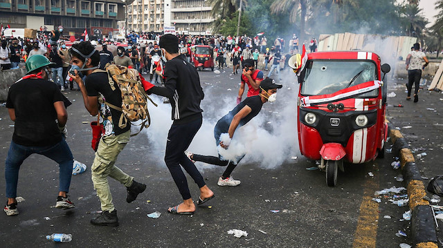 Irak'taki gösteriler sırasında İran Başkonsolosluğu ateşe verildi.