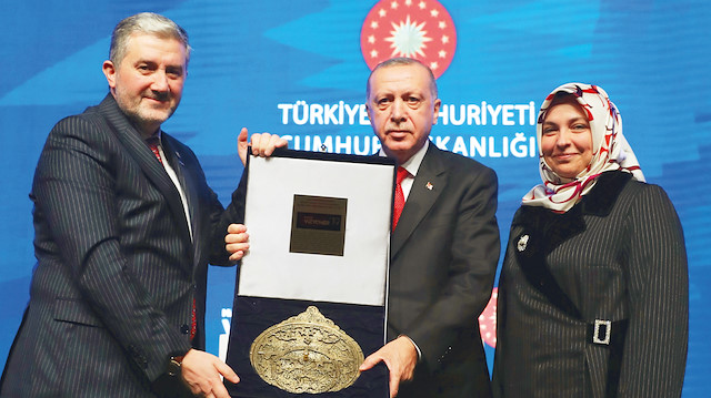 Bu yılki Vizyoner19 Zirvesi’nde ilk kez Vizyoner Exchange programı da düzenlendi. Katılımcılar, “Vizyoner19”un ana teması olan “Dijital Gelecek” konusunda  B2B toplantıları yapıldı. Zirveye katılan Cumhurbaşkanı Erdoğan'a MÜSİAD Başkanı Abdurrahman Kaan ve eşi Zehra Kaan'a hediye taktim etti.