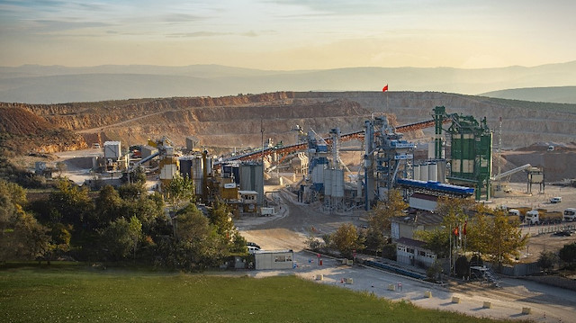 Yüzde yüz Türk mühendisliğiyle üretilen asfalt makinesi.