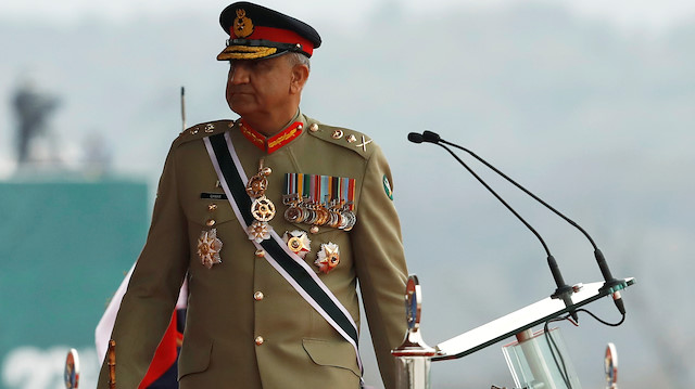 FILE PHOTO: Pakistan's Army Chief of Staff General Qamar Javed Bajwa, walks as he arrives to attend the Pakistan Day military parade in Islamabad, Pakistan March 23, 2019. Picture taken March 23, 2019. REUTERS/Akhtar Soomro/File Photo

