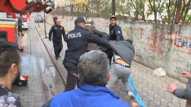 Binaya giren polis ekipleri, şüpheli kişiyi binadan güçlükle çıkardı. 