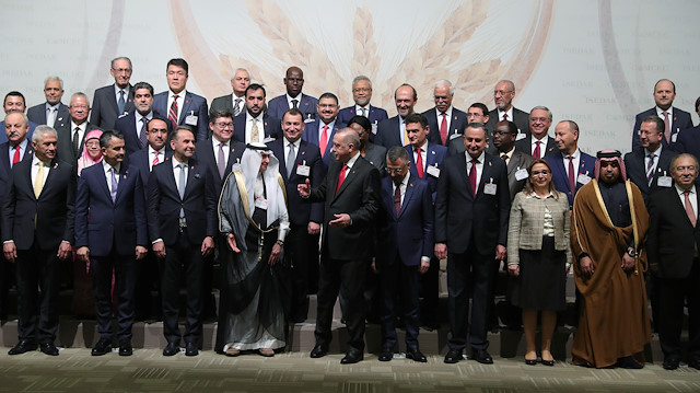 شاهد.. أردوغان يشارك بصورة تذكارية لاجتماع "التعاون الإسلامي"