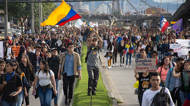 Bogota'da Ulusal Park'tan yola çıkan işçi sendikaları ve öğrenci grupları, kentin tarihi merkezindeki Bolivar Meydanı'nda toplandı.