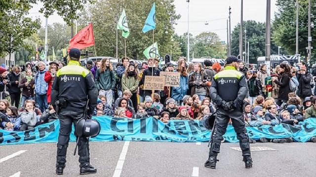 Hollanda'da iklim protestocuları sokağa döküldü.