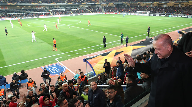 بالصور.. شاهد أردوغان يفاجئ الجمهور ويحضر مباراة كرة قدم