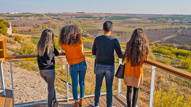 Hevsel Bahçeleri turistlerden ilgi görüyor.