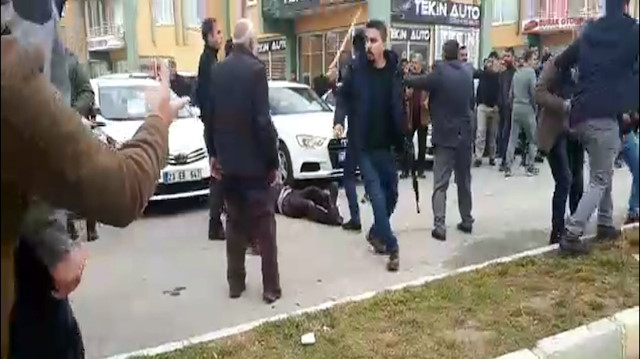 Van'ın Tuşba ilçesinde, açık oto pazarında çıkan silahlı kavgada 7 kişi yaralandı.
