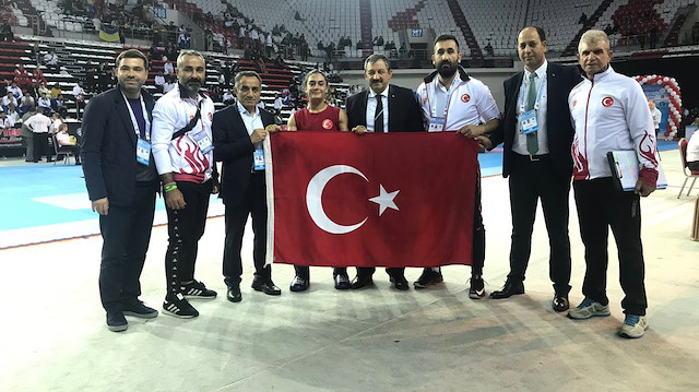 Şampiyon sporcu Duygu Turan, zafer turunu Türk bayrağıyla yaptı.