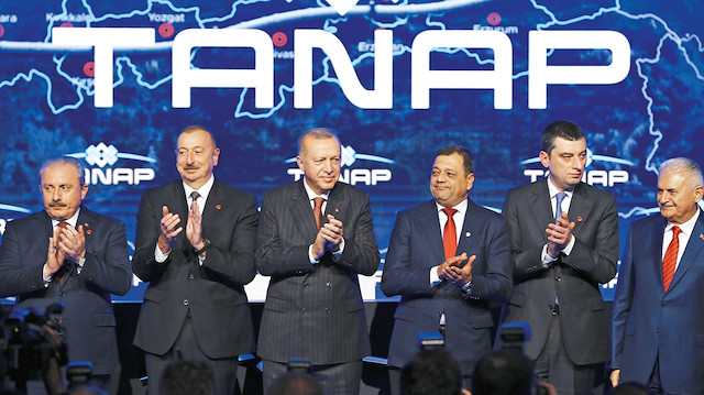 Cumhurbaşkanı Erdoğan, konuşmasının ardından, TANAP Avrupa Bağlantısı’nın açılışı için hazırlanan düğmeye, Azerbaycan Cumhurbaşkanı İlham Aliyev, Gürcistan Başbakanı Giorgi Gakharia, Sırbistan Meclis Başkanı Maja Gojkovic ve diğer katılımcılarla birlikte bastı.