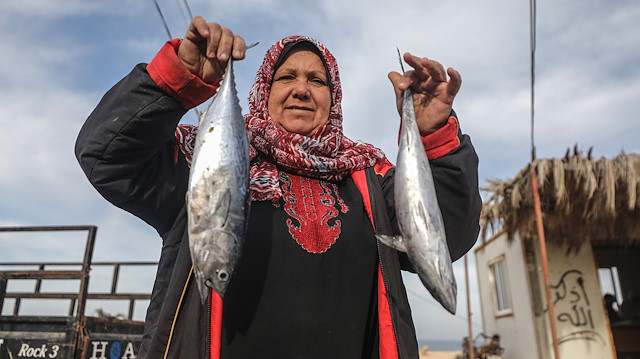 Ümmü Cemil Ekra, 15 yıldır balık pazarında çalışıyor.