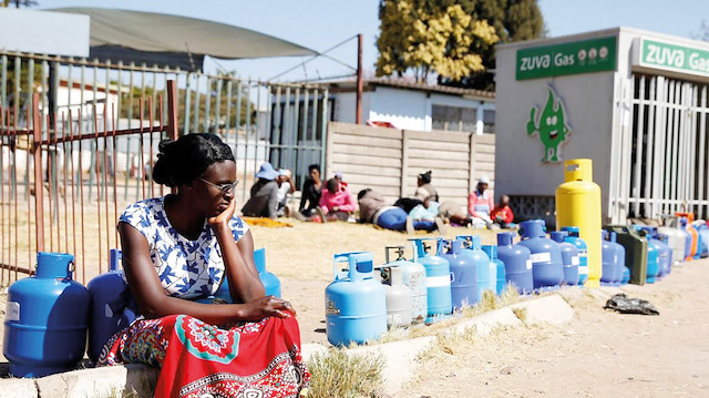 BM Gıda ve Tarım Örgütüne göre, Zimbabve’de sadece 15,6 milyon hektarlık orman alanı kalırken uzmanlar, ülkedeki elektrik sorununun çözülmemesi durumunda Zimbabve’nin yakında çölleşebileceği uyarısını yapıyor.