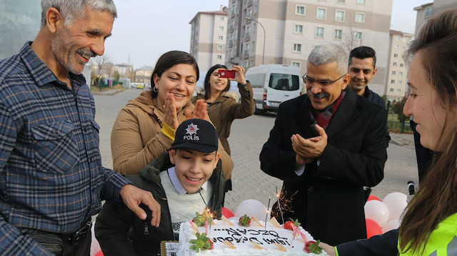 Polis ekiplerinden engelli çocuğa doğum günü sürprizi