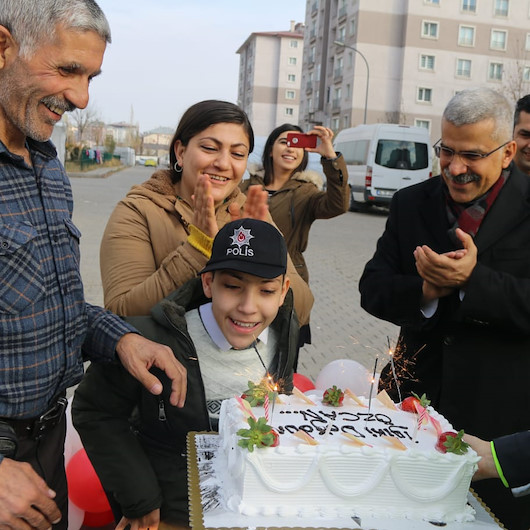 Polis ekiplerinden engelli çocuğa doğum günü sürprizi