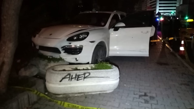 Saldırıya uğrayan araç, kaldırıma çarparak durabildi.