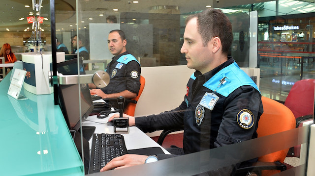 Pasaport polisleri, artık turistleri turkuaz renkli ve "Turkey" yazılı yeleklerle karşılıyor.