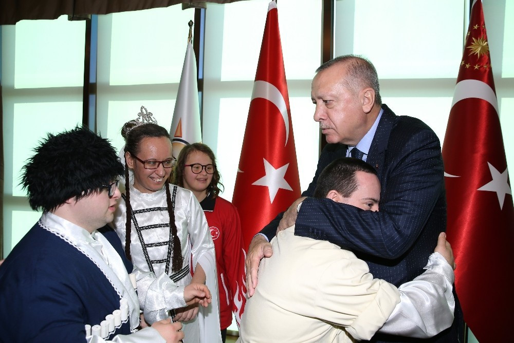 Cumhurbaşkanına sarılıp şiirler okudular.