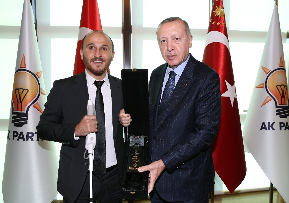 Cumhurbaşkanı Erdoğan, sporculara hediyeler takdim etti.