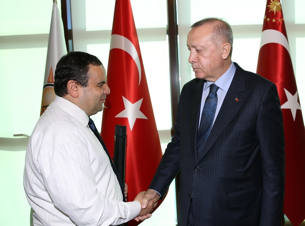 Cumhurbaşkanı, sporcu ve sanatçıları AK Parti Genel Merkezinde kabul etti.