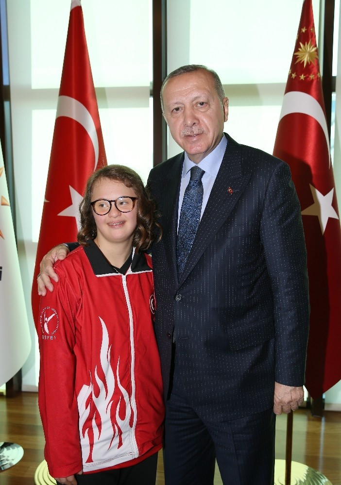  Milli yüzücü Rana Bağdat ve Cumhurbaşkanı Recep Tayyip Erdoğan.