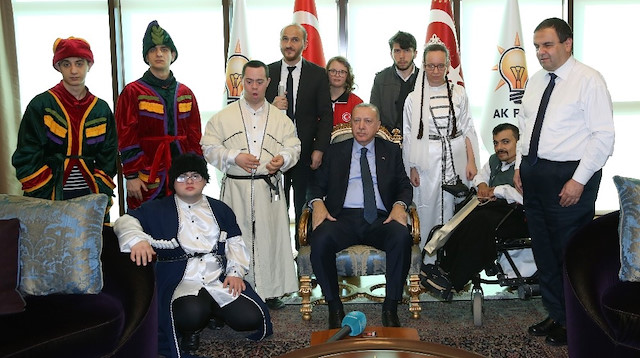 Sanatçı ve sporcular, Cumhurbaşkanı Erdoğan ile hatıra fotoğrafı çektirdi.