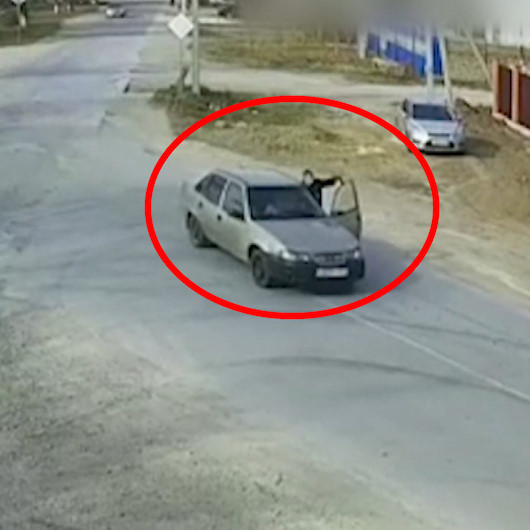 Alkollü sürücü aracın kapısında asılı kalan polisi metrelerce sürükledi