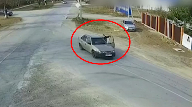 Alkollü sürücü aracın kapısında asılı kalan polisi metrelerce sürükledi