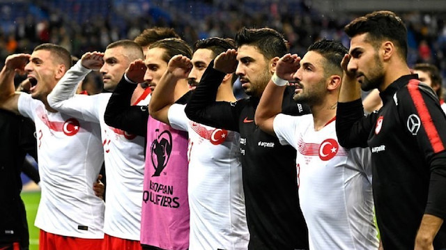 Milli futbolcular, Arnavutluk ve Fransa maçlarında 'Barış Pınarı Harekatı'nda görev alan Mehmetçik'e asker selamıyla mesaj göndermişti.  