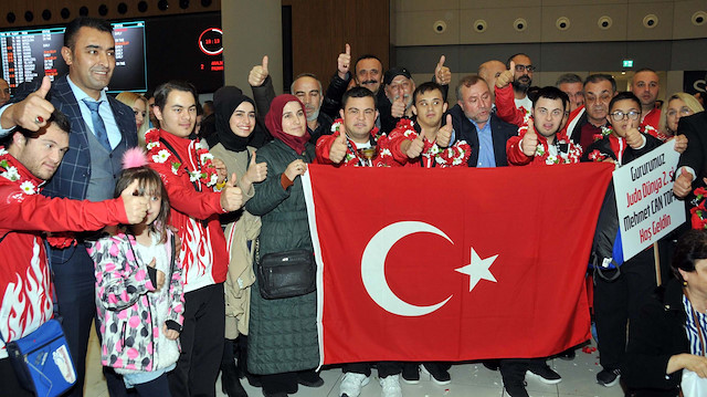 Dünya Judo Şampiyonası'ndan madalya ile dönen özel sporcular coşkuyla karşılandı