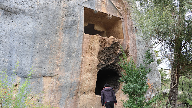"قرامان" التركية.. مقابر صخرية برموز أسطورية