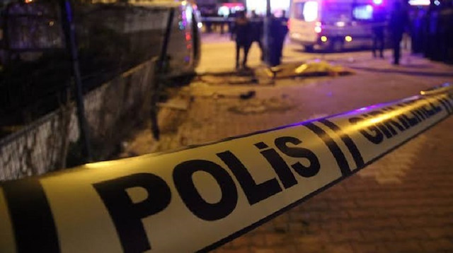 Adana'da bir evde biri kadın iki kişinin cesedi bulundu.