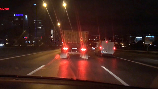 E-5'te hafriyat kamyonuyla defalarca makas attı